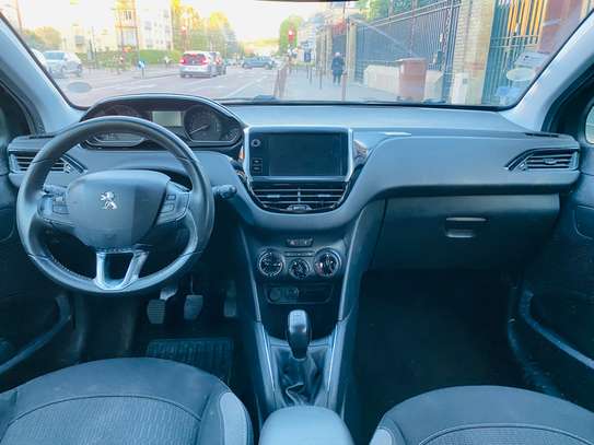 Peugeot 208 sous douane image 3