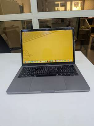 MacBook Pro 13 pouces 2019 touche bar i7 8g de ram  512 image 3