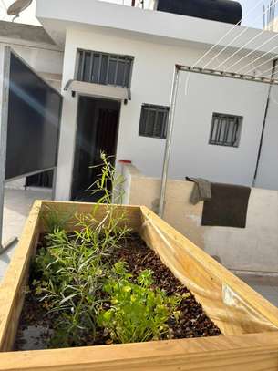 Mini studio meublé lumineux avec terrasse – Maristes Dakar image 5