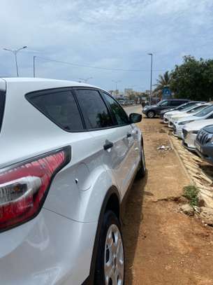 Ford SUV compact blanc maniable et confortable image 4