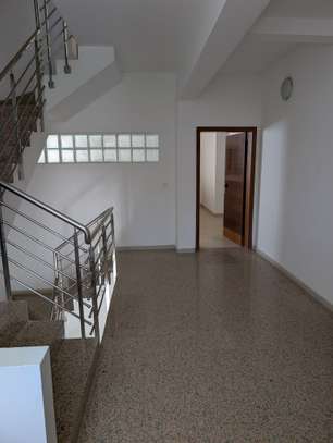 Immeuble R+6 à louer aux almadies image 8