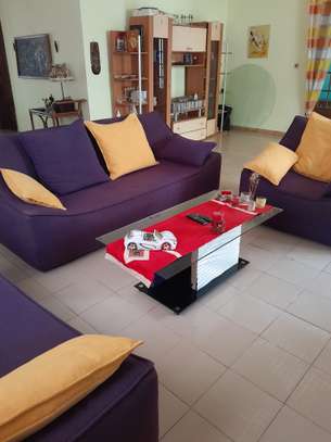 Ensemble canapé violet 3 pièces coussins jaunes et table image 2