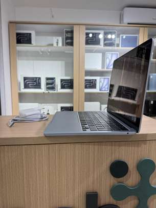 MacBook air 2025 13 pouces - M4 | 16GB RAM | 256 image 5
