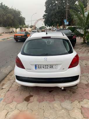 Peugeot 207 blanche compacte fiable et économique image 6