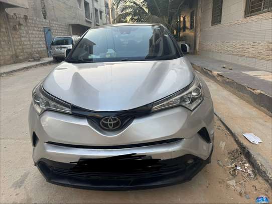 Toyota C-HR SUV compact argent jantes alliage noires image 4