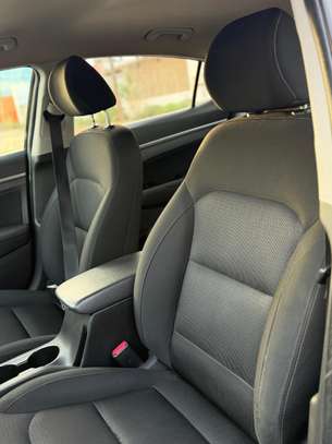 Hyundai Elantra image 4