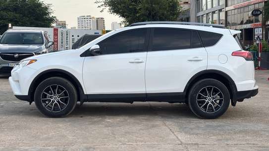 TOYOTA RAV4 2017 image 9