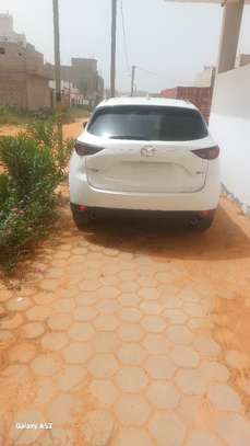 Mazda CX-5 SUV blanc spacieux et fiable image 10