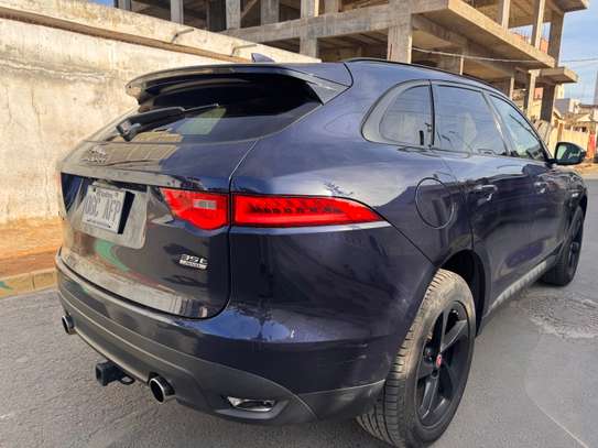 Jaguar F-Pace 2018 SUV noir puissant confortable image 7