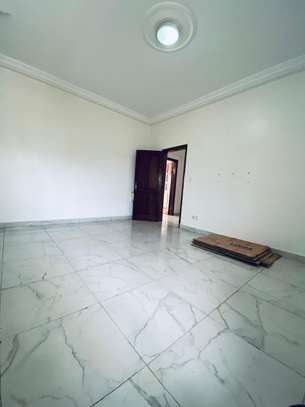 Appartement moderne à la Sicap Foire image 7