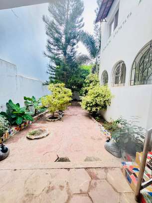 Villa a démolir sur une surface de 688m2 aux Almadies image 11