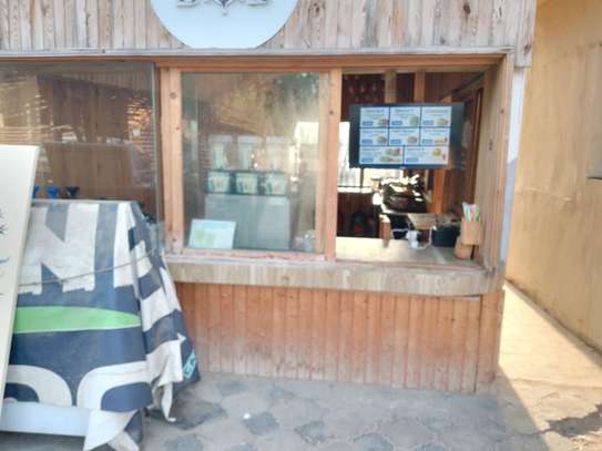 CHIC RESTAURANT PIED DANS L'EAU À VENDRE AUX ALMADIES image 7