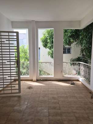 Villa spacieuse à mermoz avec un grand jardin image 11