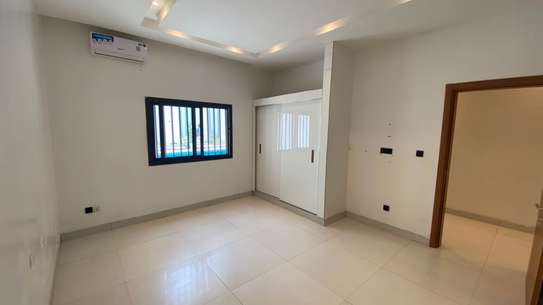 Villa R+1 à louer Almadies image 10