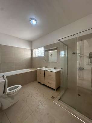 VILLA  R+1   A  LOUER  A FENETRE MERMOZ image 6