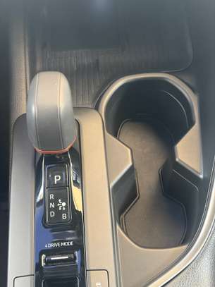 Toyota CHR 2024 SUV blanc toit noir image 8