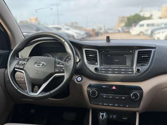 Hyundia Tucson image 12