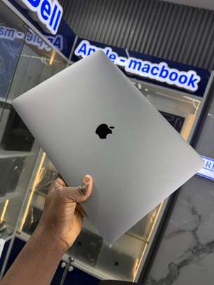 MacBook Pro 2019 Core i9 Ram 16Go SSD 512Go 4Go dédiée image 3