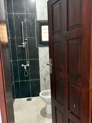 Joli studio meublé neuf mamelle cité Cheikh Amar 1er étage image 7