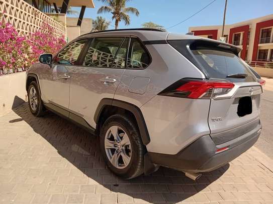 Toyota RAV4 image 2