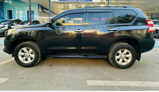 Toyota Land Cruiser Noir SUV Puissant et Fiable image 4