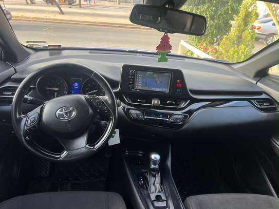 TOYOTA CHR image 9