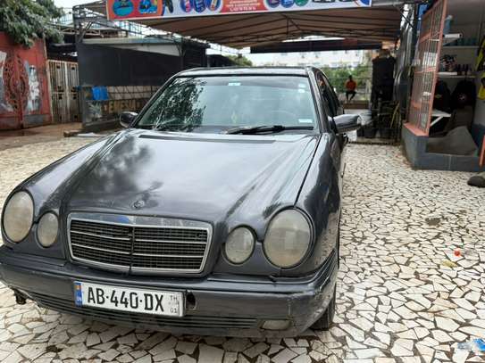 Mercedes benz e 200 image 4