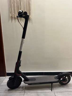 Trottinette électrique pliable noire urbaine image 2