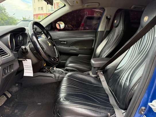 Mitsubishi outlander image 2