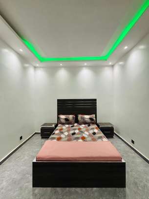 Chambre spacieuse avec climatisation et LED design image 6