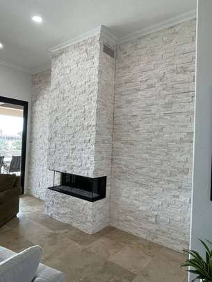 Mur en pierre naturelle blanc cassé moderne image 3