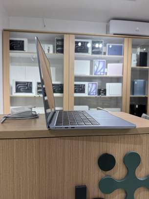 MacBook air 2025 13 pouces - M4 | 16GB RAM | 256 image 4