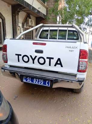 Toyota Hilux 4x4 image 5