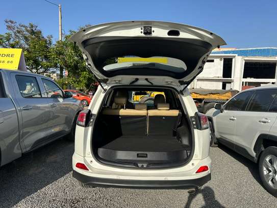Toyota RAV4 image 12