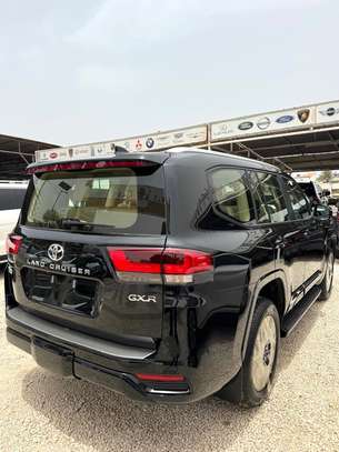 Toyota land cruiser LC300 image 9