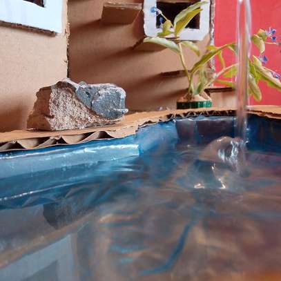 Mini maison en carton avec piscine image 3