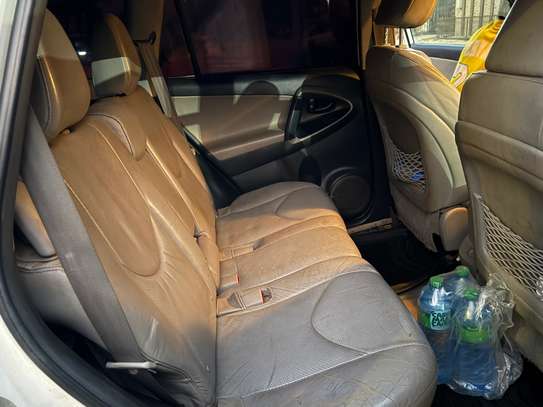 Ndiaye Maana vend un véhicule Toyota RAV4 2012 image 3