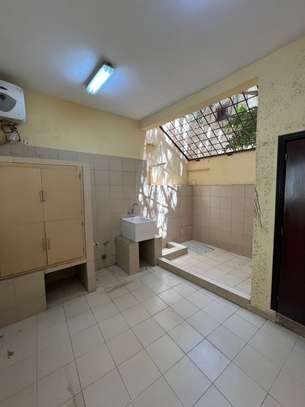 Villa R+1 à vendre au Point E image 9