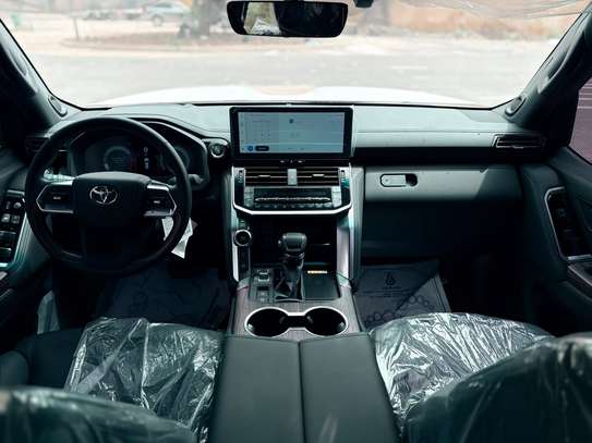 TOYOTA  LAND CRUISER LC300 VX-R 2026 image 9