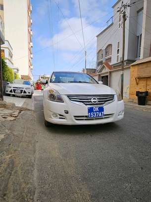 Nissan Altima image 2