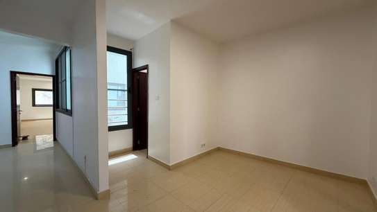 Appartement moderne lumineux avec grandes baies vitrées image 7