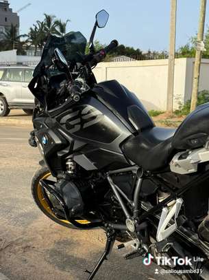 BMW R1250 GS 1250 cm³ noir mat moto d'aventure image 5