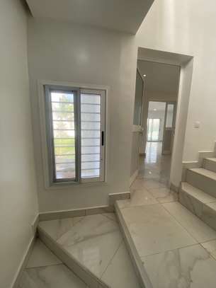 Villa de 418m2 ngor/virage image 9