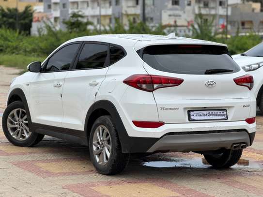 Hyundia Tucson image 10