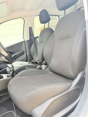 Peugeot 208 diesel à vendre. image 4