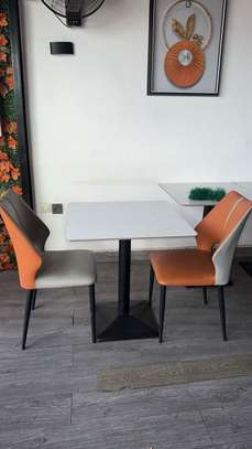 Lot de tables et chaises image 2