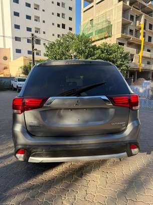 MITSUBISHI OUTLANDER 2018 image 11