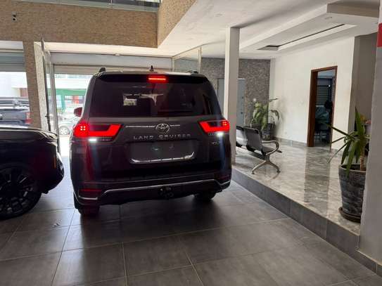 Toyota Land Cruiser VXR 2025 image 13