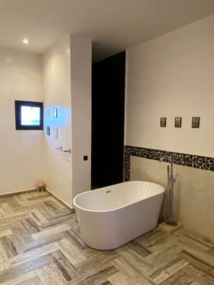 Villa R+1 de 1000 M² à louer à NGAPAROU image 5