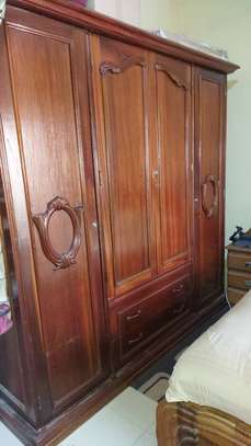 Armoire bois massif 4 portes 2 tiroirs grande capacité image 2